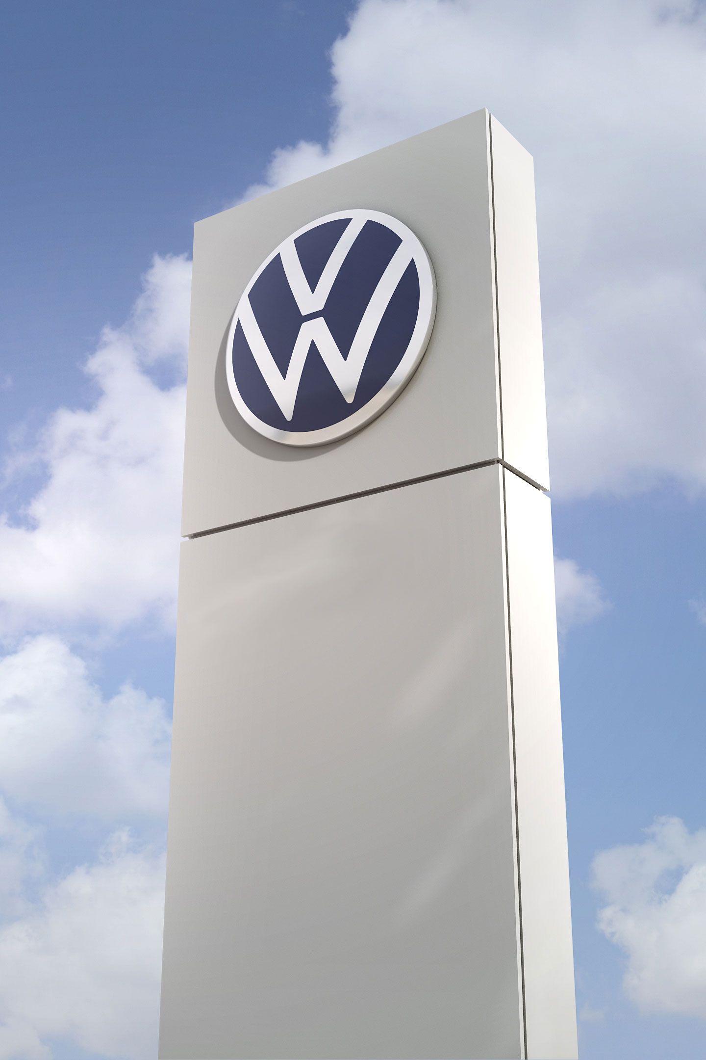 Säule mit Volkswagen Logo mit Himmel im Hintergrund.